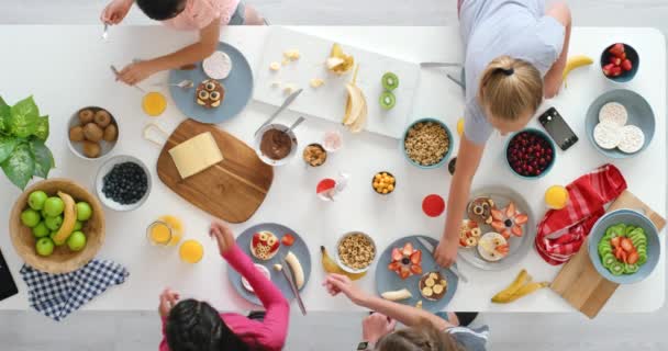 Menyenangkan Sehat Dan Kreatif Memasak Untuk Anak Anak Menggunakan Makanan — Stok Video