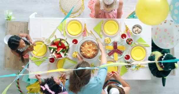 Gelukkige Kinderen Vieren Verjaardagsfeest Met Leuke Zorgeloze Jongen Die Kaarsen — Stockvideo