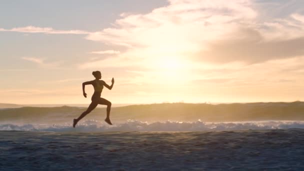 Active Fit Sporty Athlete Running Beach Shore Waves Sunset Background — Stock videók
