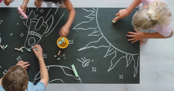Fun Creative Educational Group Drawing Kids Using Chalk Blackboard Small — Αρχείο Βίντεο
