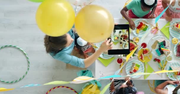 Colorful Kids Birthday Party Friends Mother Taking Pictures Her Tablet — Vídeo de Stock
