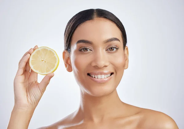 Say Goodbye Blemishes Vitamin Studio Shot Attractive Young Woman Holding — Stok fotoğraf