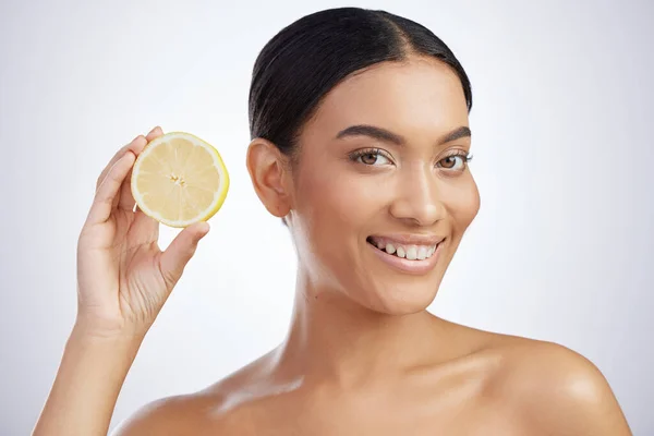 Lighten Lifes Good Studio Shot Attractive Young Woman Holding Lemon — Stok fotoğraf