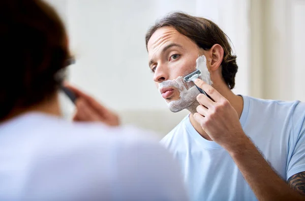 Best Razor Ive Ever Used Young Man Shaving His Face — Stock Photo, Image