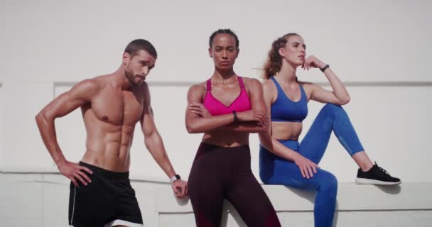 Video Footage Three Good Looking Young Sportspeople Posing Together Outdoors — Vídeo de stock