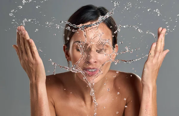 Give Yourself Fresh Look Studio Shot Beautiful Young Woman Washing — Stockfoto