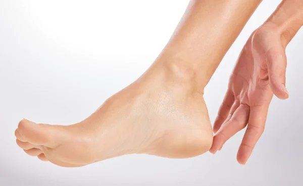 Smooth Heels Way Unrecognizable Woman Touching Heel Her Foot Studio — Stock Fotó
