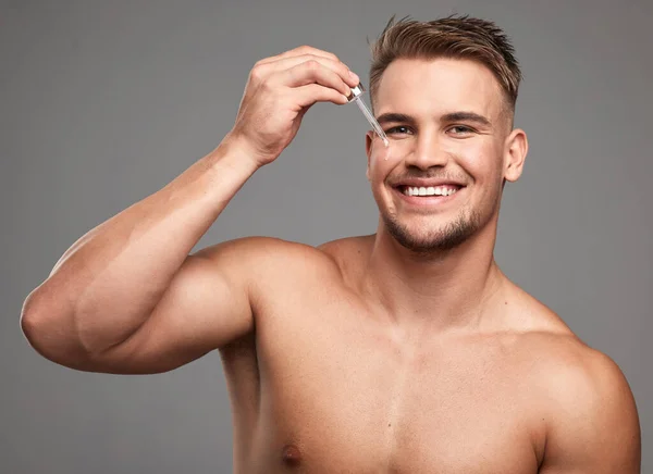 Best Serum Skincare Business Studio Shot Handsome Young Man Applying — Stok fotoğraf