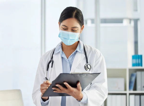 Updating Patients Treatment File Doctor Wearing Face Mask Standing Alone — Stock fotografie