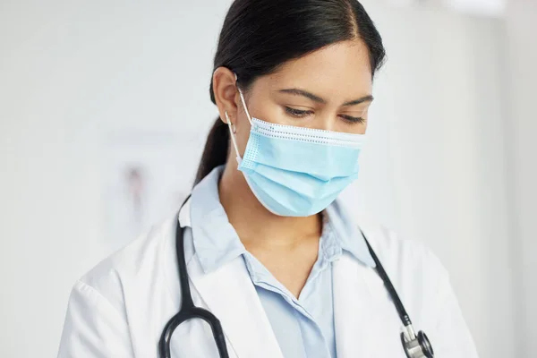 Its Busy Day Clinic Doctor Wearing Face Mask Standing Alone — Photo