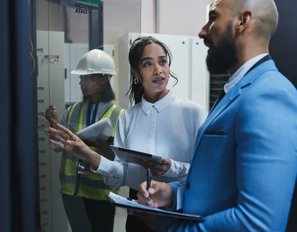 She Really Knows Her Stuff Two Workers Inspecting Electronic Equipment — Stockfoto