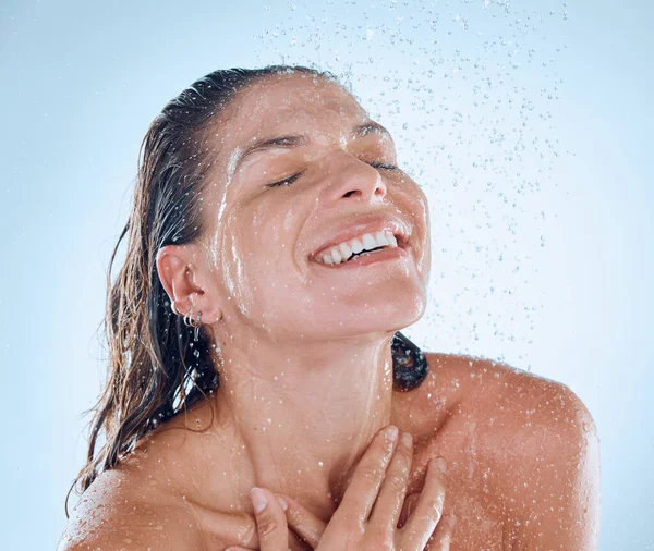 Ferahlatıcı Bir Duş Anlık Bir Enerjidir Mavi Arka Planda Duş — Stok fotoğraf