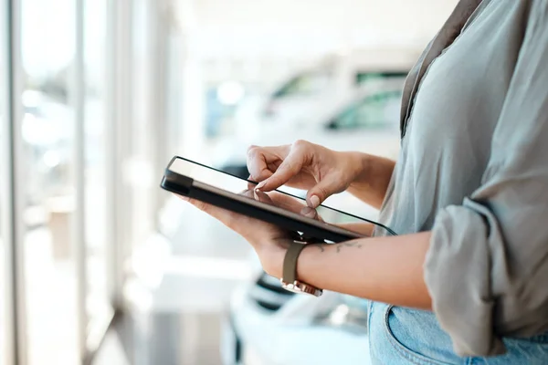 Information Seems Match Woman Using Her Digital Tablet Car Dealership — Stockfoto