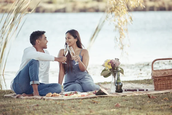 Aşk Maceramızın Şerefine Genç Bir Çift Piknik Sırasında Birlikte Oturup — Stok fotoğraf