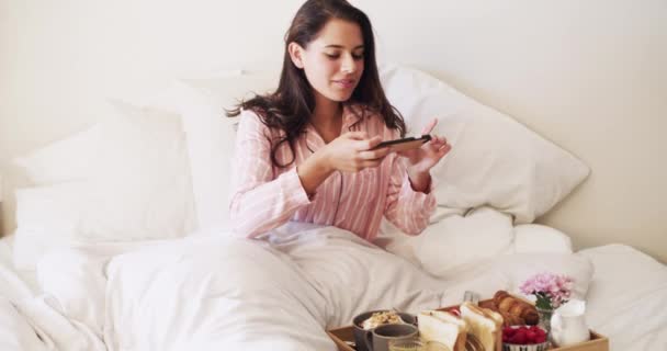 Video Footage Beautiful Young Woman Taking Picture Her Breakfast Bed — Αρχείο Βίντεο