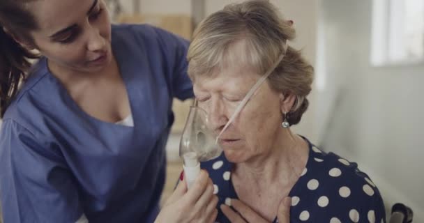 Wideo Pielęgniarką Pomagającą Pacjentce Podeszłym Wieku Używać Maski Tlenowej — Wideo stockowe