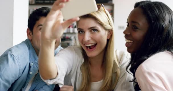 Video Footage Diverse Group Friends Sitting Cafe Together Taking Selfies — Vídeo de Stock