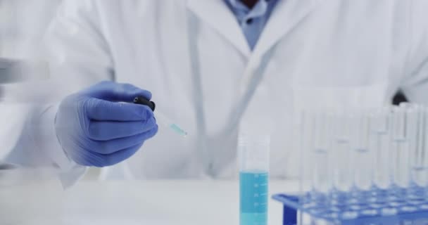 Video Footage Handsome Young Male Scientist Placing Microscopic Slide Liquid — Vídeos de Stock