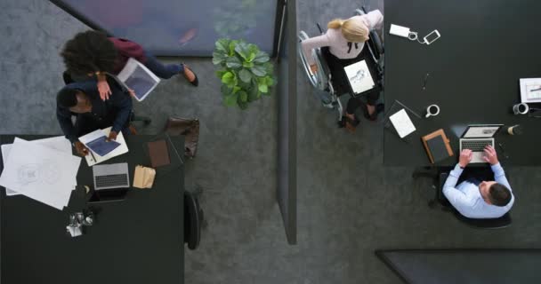Kapsayıcı Meslektaşların Modern Bir Ofiste Toplantısı Var Yoğun Bir Işyerinin — Stok video