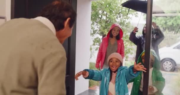 Grandfather Greeting Family Opening House Door Multi Generation Men Woman — Vídeo de Stock