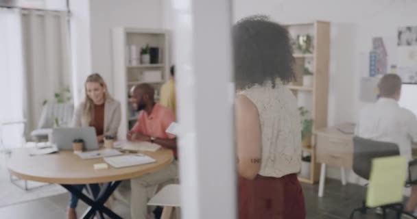 Zelfverzekerde Vrouwelijke Marketing Manager Met Haar Team Dat Samenwerkt Een — Stockvideo