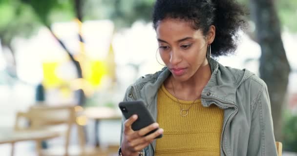 Videobeelden Van Een Aantrekkelijke Jonge Vrouw Met Behulp Van Haar — Stockvideo