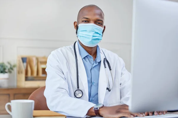 Makes Your Health Priority Young Doctor Using Computer Work — 图库照片