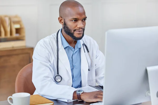 Hes Got All Answers Your Questions Young Doctor Using Computer — Stockfoto