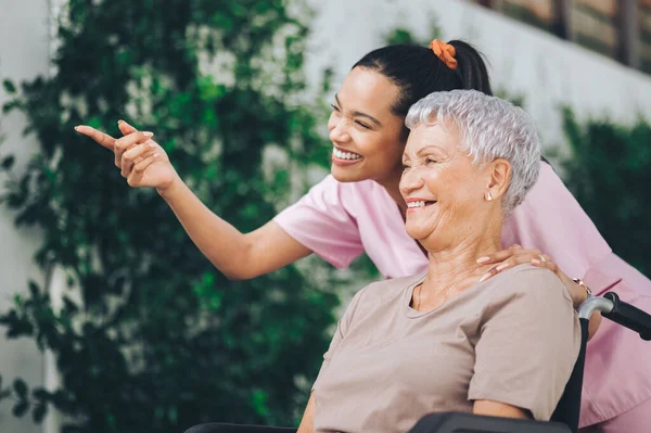 Youre Looking Beauty Youll Find Everywhere Young Nurse Caring Older —  Fotos de Stock