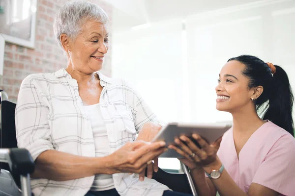 Guided Recovery Young Nurse Sharing Information Her Digital Tablet Older — Foto de Stock