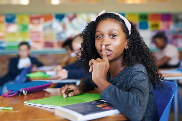 Маєш Говорити Молода Дівчина Сидить Шкільному Класі Пальцем Губах Хвилюючому — стокове фото