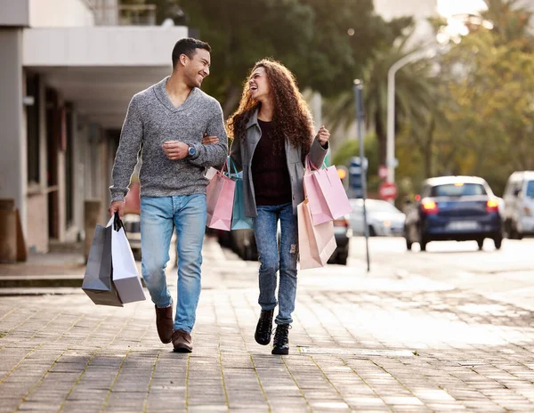 Şehirden Alışveriş Sevecen Genç Bir Çiftin Şehirde Alışveriş Yaparken Çekilmiş — Stok fotoğraf