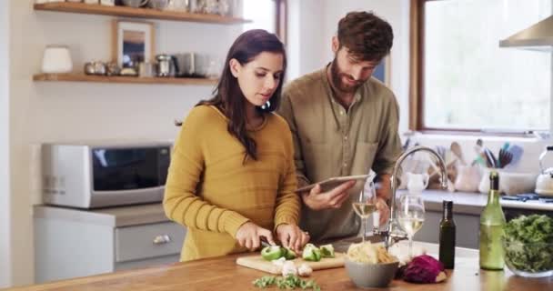 Video Footage Young Couple Using Digital Tablet While Preparing Meal — Vídeos de Stock