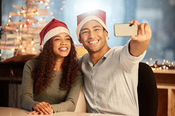 Tatillerde Hatıralar Yaratıyorum Noel Yerinde Kutlarken Selfie Çeken Iki Genç — Stok fotoğraf