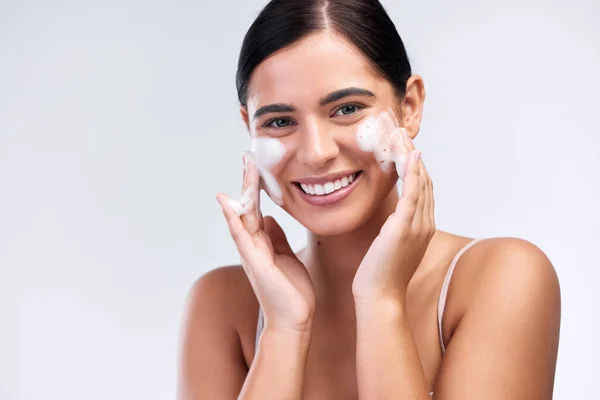 Proper Skin Care Means Cleansing Properly Studio Shot Beautiful Young — Foto de Stock