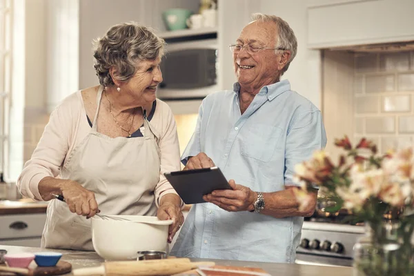 Going Much Fun Senior Couple Using Digital Tablet While Baking — Fotografia de Stock