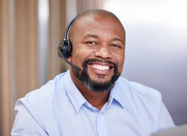 Smile Can Wonders Your Day Young Male Call Center Agent — Stockfoto
