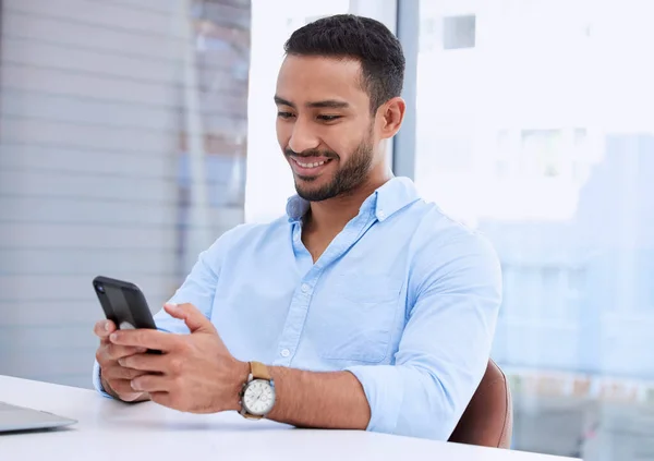 Heartwarming Text Makes Day Young Businessman Using His Smartphone Send — Fotografia de Stock