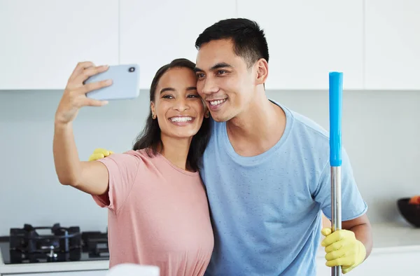 Lets Take Photo Together Couple Taking Break Cleaning Take Selfie — Stock fotografie