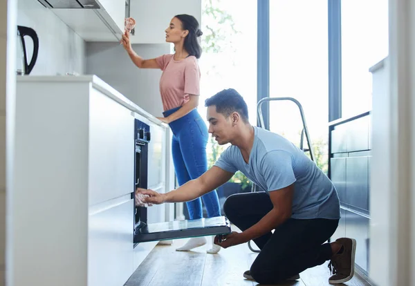 Glad Youre Here Help Young Couple Cleaning Kitchen Together — Stockfoto