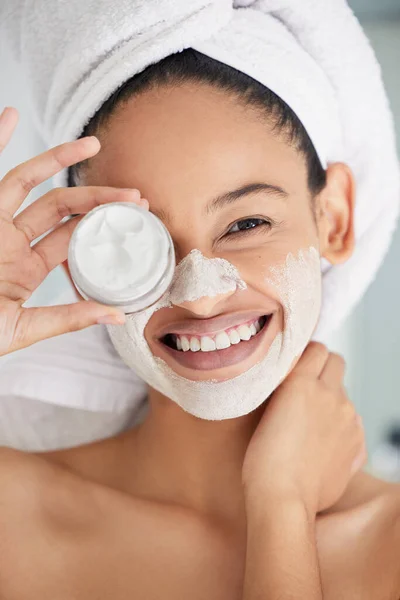 Love Good Moisturiser Attractive Young Woman Standing Alone Her Bathroom — Stok Foto