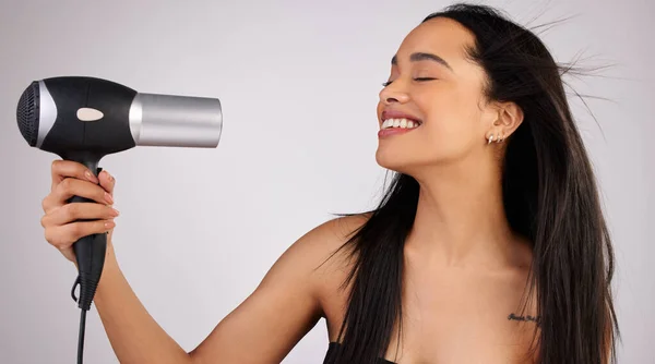 Because Just Feel Better Blowout Young Woman Holding Hairdryer While — Foto Stock