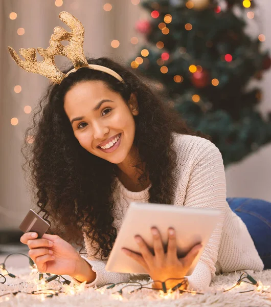 Mutlu Noeller Bana Yılbaşında Evde Dizüstü Bilgisayar Kredi Kartı Kullanan — Stok fotoğraf