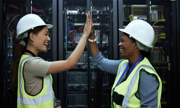 Did Two Attractive Female Programmers High Fiving Server Room — Stok fotoğraf