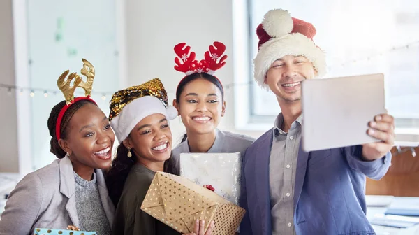 Celebrating Christmas Good People Group Colleagues Taking Selfie While Celebrating — Stok fotoğraf