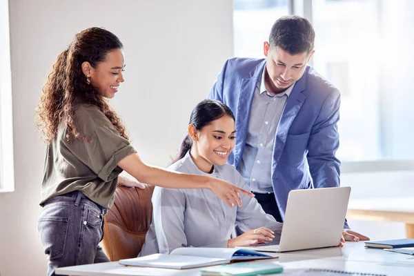 Whats Group Colleagues Using Laptop Office Work — Foto Stock