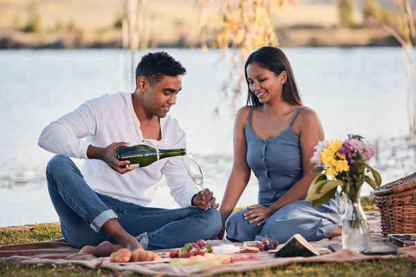 Celebrating Anniversary Favourite Picnic Spot Young Couple Drinking Champagne While —  Fotos de Stock