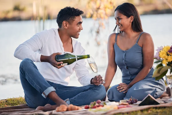 Aşk Hayattaki Küçük Şeylerden Zevk Almaktır Gölde Piknik Yaparken Şampanya — Stok fotoğraf