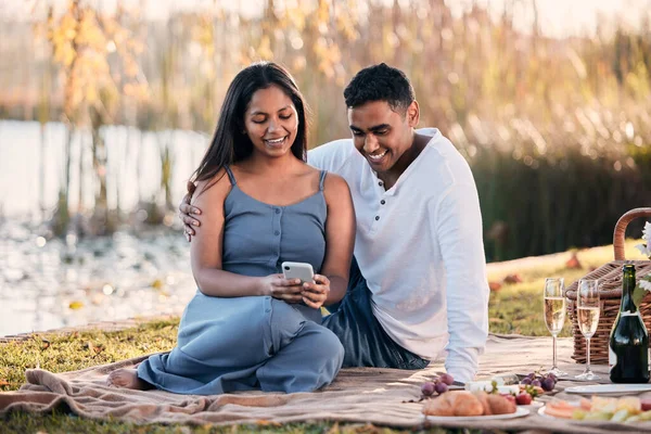 Sharing Cosy Connection Young Couple Using Cellphone While Picnic Lakeside — Foto Stock