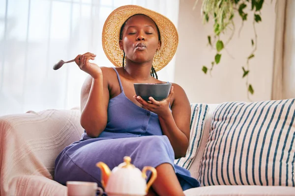 Delicious Young Beautiful Woman Wearing Sunhat Having Breakfast Sofa Home — Stockfoto